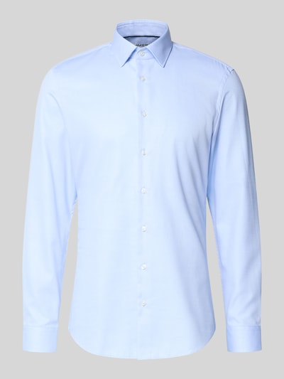 Produktfoto, hellblaues Super Slim Fit Business-Hemd mit Kentkragen von Jake*s, reine Baumwolle, Knopfleiste, Sportmanschetten, abgerundeter Saum, glatte Struktur, schlichte Optik.