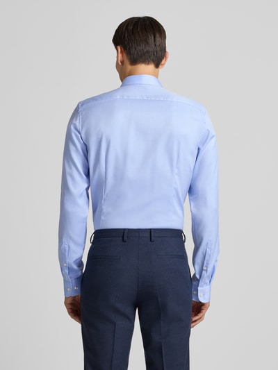 Männermodel trägt Slim Fit Businesshemd mit extra langem Arm von Jake*s, reine Baumwolle, hellblau, Rückenansicht, Ganzkörperansicht Rückansicht.