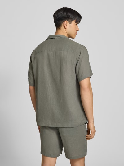 Männermodel trägt Relaxed Fit Freizeithemd aus Leinen-Viskose-Mix Modell 'LAURENCE' von Only & Sons, Optik: Unifarben, Passform: Relaxed-Fit, Reverskragen, Einreihig, Kurzarm, Brusttasche, Ganzkörperansicht Rückansicht.