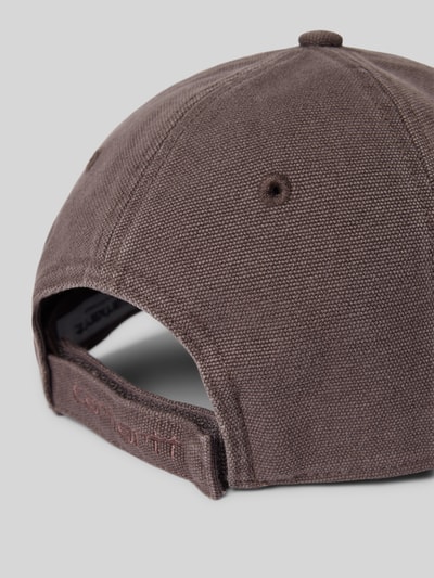 Produktfoto, Cap mit Label-Detail von Carhartt Work In Progress aus brauner Baumwolle mit verstärktem Schirm und verstellbarem Klettverschluss