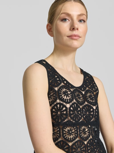 Modelka prezentuje Regular Fit Blusentop aus Baumwoll-Mix Modell 'ELSA' von Vero Moda, efekt: jednolity kolor, krój regular fit, długość: krój krótki, detale: szydełkowa koronka, dekolt w łódkę, bez rękawów, materiał: mieszanka bawełny, zbliżenie na górną część ciała.