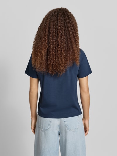 Modelka kobieca nosi Regular Fit T-Shirt aus reiner Baumwolle von Marc O'Polo Denim, jednokolorowy, z napisem z logo, okrągły dekolt, krótki rękaw, dżersej, bawełna, widok całej sylwetki od tyłu.