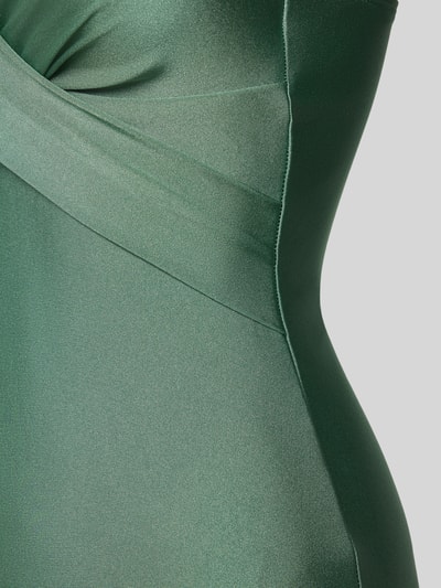 Frauenmodel trägt Badeanzug mit Shaping-Effekt Modell 'Isla' von Barts im Elastischer-Material-Mix, Falten-Optik, Detailaufnahme.