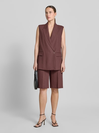Vrouwenmodel draagt Slim Fit Kurzblazer uit mix van linnen en viscose model 'JIA8' van BOSS in mêlee look met reverskraag, 1-knoopsluiting, lange mouw, klepzakken en twill materiaalverwerking, modelcontext dames, geheellichaamsaanzicht van voren.