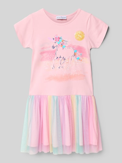 Mädchen trägt Regular Fit Shirtkleid mit Pailettenbesatz von DANAMADE, rosa mit Einhorn-Print und pastellfarbenem Meshrock, Ganzkörperansicht von vorne.