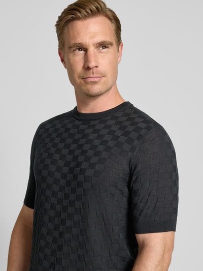 Męskimodel nosi Strickshirt mit Struktur-Muster od Antony Morato z mieszanki lyocellu i wełny, prosty krój, okrągły dekolt, fakturowany wzór, długość tyłu w rozmiarze M: 72 cm, zbliżenie na górną część ciała