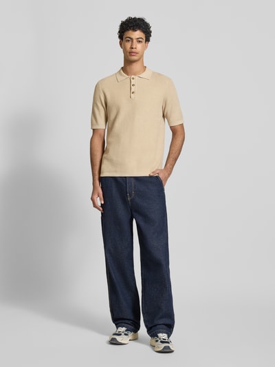 Männermodel trägt Regular Fit Poloshirt aus reiner Baumwolle Modell 'ERIC' von Only & Sons, Optik: Unifarben, Struktur, Polokragen, Kurzarm, Strick, Ganzkörperansicht von vorne.