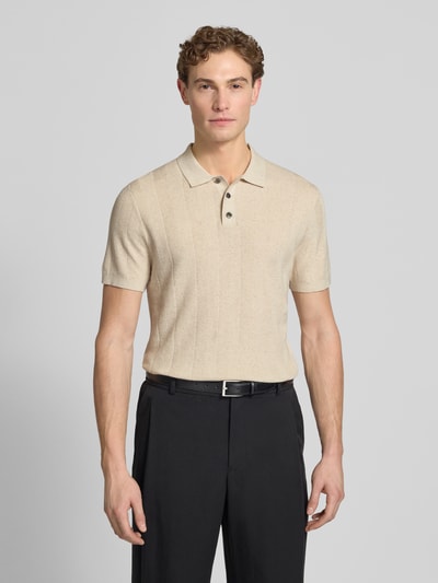 Männermodel trägt Slim Fit Poloshirt mit Knopfleiste von Profuomo in Beige, Baumwoll-Leinen-Mix mit Strukturmuster, Ganzkörperansicht von vorne.