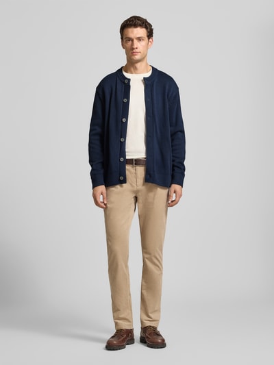 Männermodel trägt Regular Fit Cardigan aus reine Baumwolle von Selected in Dunkelblau, unifarben, Rundhals, Strickoptik, Ganzkörperansicht von vorne.