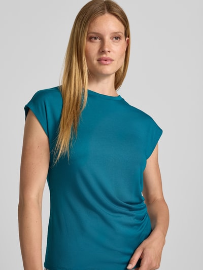 Kobiece modelka nosi t-shirt z mieszanki wiskozy z drapowaniami T-Shirt aus Viskose-Mix mit Drapierungen von zero, damski t-shirt, mieszanka wiskozy, krój regular fit, okrągły dekolt, krótkie rękawy, Drapowania, Długość tyłu w rozmiarze 36: 60 cm, nahaufnahme górnej części ciała.