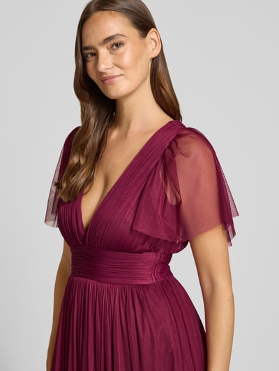 Vrouwenmodel draagt cocktailjurk met diepe V-hals van LACE & BEADS, A-lijn, midi-jurk, laagjeslook, tailleband, Nahaufnahme Oberkörper.