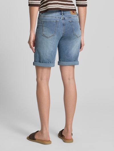 Frauenmodel trägt Jeansshorts mit Umschlag Modell 'Italy' von Buena Vista, Viskose-Anteil, Straight Fit, Eingrifftaschen, Ganzkörperansicht Rückansicht.