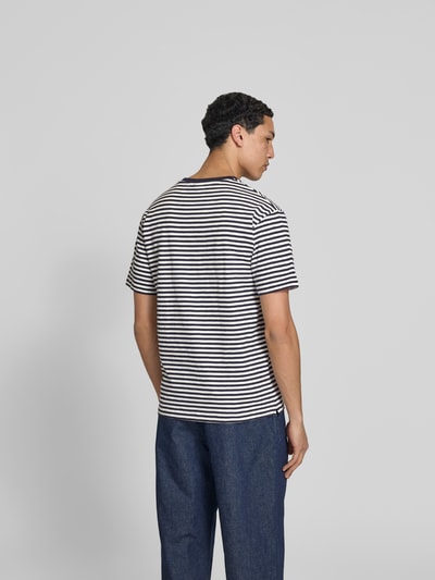 Männermodel trägt T-Shirt mit Rundhalsausschnitt von Closed aus reiner Baumwolle, Regular Fit, schwarz-weiß gestreift, Ganzkörperansicht Rückansicht