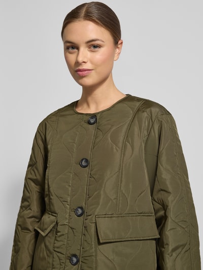 Kobiece modelka nosi Regular Fit Steppjacke mit Pattentaschen Modell 'MILLIE' von Vero Moda, efekt: jednolity kolor, krój regular fit, bez kołnierza, listwa guzikowa, długi rękaw, kieszenie z patką, wykończenie materiału: pikowanie, półzbliżenie na górną część ciała.