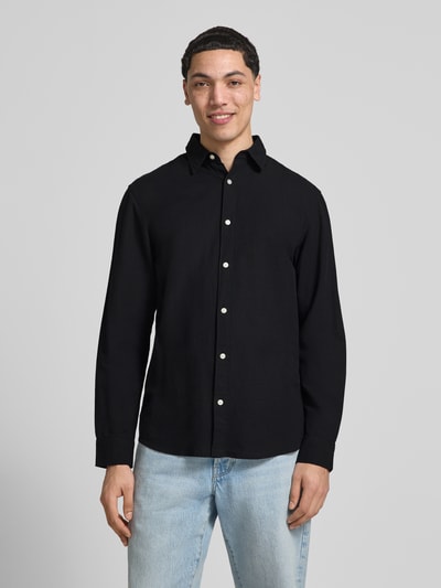 Männermodel trägt Regular Fit Freizeithemd mit Kentkragen Modell 'BREEZE' von Jack & Jones, schwarzer Baumwoll-Leinen-Mix, Knopfleiste, Ganzkörperansicht von vorne. Rückenlänge 73 cm, Schulterbreite 48 cm, Ärmellänge 63 cm, Größe M.