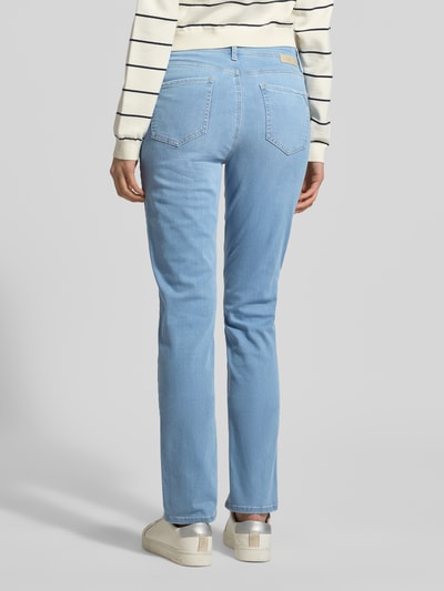Frauenmodel trägt Slim Fit Jeans mit 5-Pocket-Design Modell 'Mary' von BRAX aus elastischem Baumwoll-Mix, hellblau, Ganzkörperansicht Rückansicht.