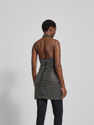 Frauenmodel trägt Knielanges Kleid mit Stehkragen von ROTATE, taillierter Schnitt, Paillettenbesatz, Nahtreißverschluss, Ganzkörperansicht Rückansicht.