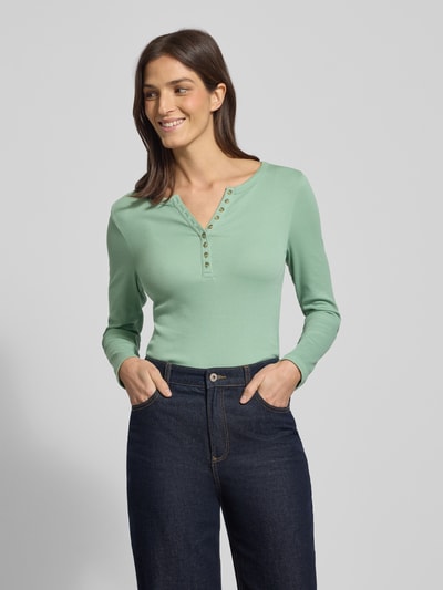 Frauenmodel trägt Slim Fit Longsleeve aus Baumwoll-Mix mit Henley-Ausschnitt von Christian Berg Woman, Farbe Mint, Ganzkörperansicht von vorne, Rückenlänge bei Größe S 58 cm.