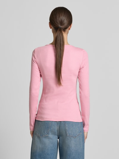 Frauenmodel trägt Regular Fit Langarmshirt mit Henley-Ausschnitt von Tom Tailor Denim, efekt: jednolity kolor, krój regular fit, dekolt henley, długi rękaw, mieszanka bawełny, Ganzkörperansicht Rückansicht