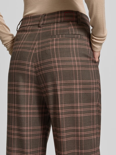 Frauenmodel trägt Wide Leg Hose aus Schurwoll-Mix Modell 'VALZER' von MAX&Co., braunes Karomuster, glatte Struktur, Nahaufnahme Rückansicht, Damen Weite Hose von MAX&Co.