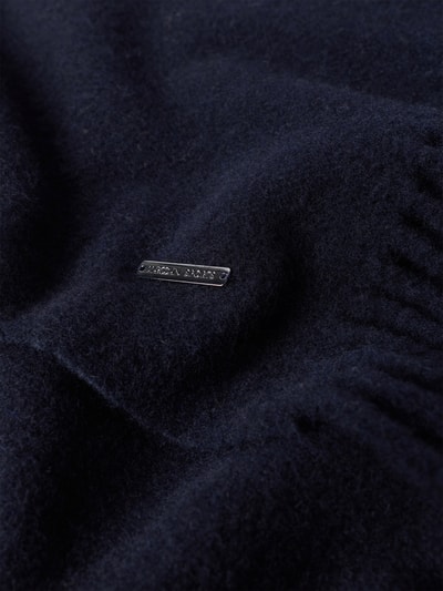 Produktfoto, weicher, dunkelblauer Stoff, Schal aus Woll-Mix mit Logo-Detail von Marc Cain, strukturierte Oberfläche, Damen Schal