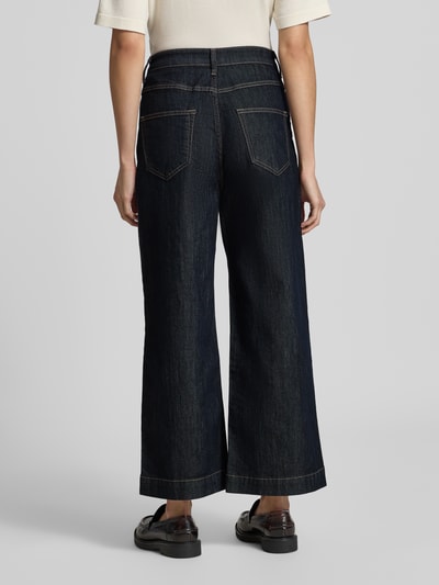 Vrouwenmodel draagt Relaxed Fit Jeans aus Baumwoll-Mix van s.Oliver BLACK LABEL, donkerblauw, rechte pijpen, achterkant, Ganzkörperansicht Rückansicht.