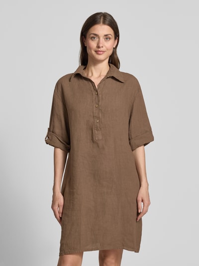 Frauenmodel trägt Knielanges Leinenkleid mit Knopfleiste Modell 'Al44inii' von ZABAIONE in Braun, gerader Schnitt, Ganzkörperansicht von vorne.