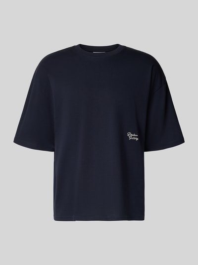 Produktfoto, T-Shirt mit Stitching und Rundhalsausschnitt von REVIEW, dunkelblau, reine Baumwolle, oversized geschnitten, Rückenlänge 68 cm.