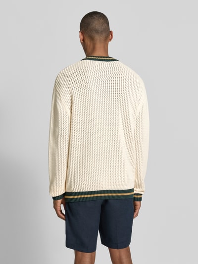 Männermodel trägt Cardigan mit Label-Stitching und aufgesetzten Taschen von Les Deux, Reine Baumwolle, Regular-Fit, Strukturmuster, Ganzkörperansicht Rückansicht.