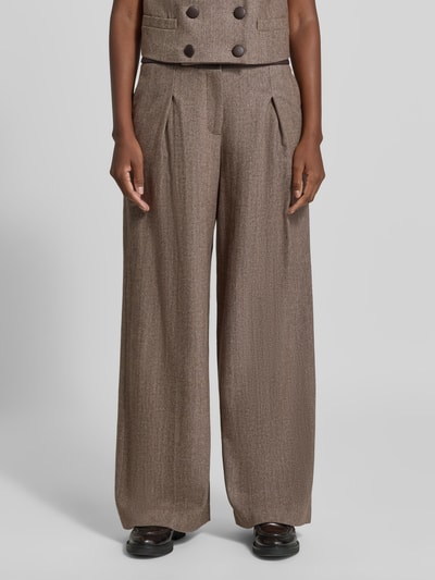 Frauenmodel trägt Wide Leg Hose aus Schurwoll-Mix mit Eingrifftaschen von Armani Exchange in Braun, strukturierte Textur, Ganzkörperansicht von vorne. Damen Hose, Schurwoll-Mix mit Seiden-Anteil, Knopfverschluss, Bundweite bei Größe 36: 36 cm, Innenbeinlänge: 83 cm.