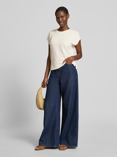 Frauenmodel trägt T-Shirt mit Strukturmuster und Rundhalsausschnitt von Christian Berg Woman aus Baumwoll-Mix im Regular-Fit, Damen T-Shirt in hellem Creme mit feiner Textur, Rückenlänge bei Größe S: 55 cm, Ganzkörperansicht von vorne.