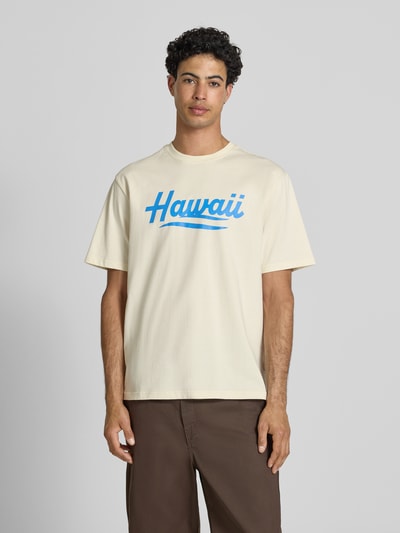 Männermodel trägt Relaxed Fit T-Shirt aus reiner Baumwolle Modell 'RICO' von Only & Sons, unifarbenes Jersey mit blauem Motiv-Print, Rundhals, Kurzarm, Ganzkörperansicht von vorne.