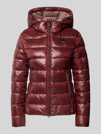 Produktfoto, Jacke in Stepp-Optik Modell 'CAROLL' von Blauer USA in glänzendem Dunkelrot, Stehkragen mit Kapuze, sichtbare Nähte, Zweiwege-Reißverschluss, eingearbeitete Taschen, Logo-Detail, Damen Jacke, taillierte Passform, glatte Textur