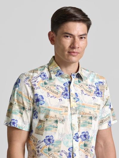 Männermodel trägt Regular Fit Freizeithemd mit Kentkragen von Lerros aus elastischem Baumwoll-Mix, bunter Print, Knopfleiste, 1/2-Arm, Nahaufnahme Oberkörper.