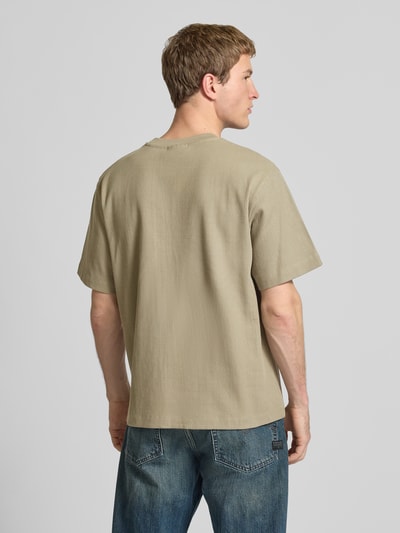 Männermodel trägt T-Shirt mit Ripp-Optik Modell 'HARRISON' von JACK & JONES aus reiner Baumwolle, lockere Passform, Rückansicht.
