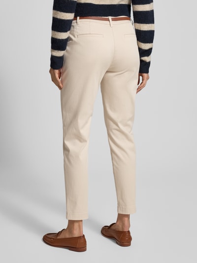 Vrouwenmodel draagt Chino met Gürtel van Comma, katoenmix met stretch, recht model, effen design, strookzakken, merkdetails. Ganzkörperansicht Rückansicht.