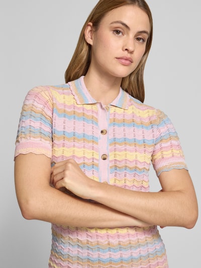 Frauenmodel trägt Slim Fit Midikleid in Strick-Optik von Jake*s Casual aus Baumwoll-Mix in Pastellfarben, Knopfleiste, Umlegekragen, Kurzärmelig, Nahaufnahme Oberkörper.