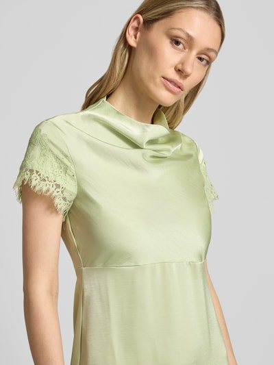 Frauenmodel trägt A-Linie Abendkleid aus Satin Modell 'RITA' von Vero Moda in zartgrünem Satin-Look, Nahaufnahme Oberkörper. Damen Abendkleid von Vero Moda.