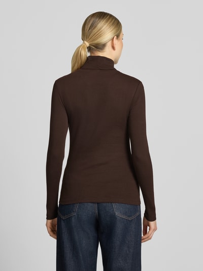 Frauenmodel trägt Regular Fit Langarmshirt aus reiner Baumwolle von s.Oliver RED LABEL in Dunkelbraun, glatte Textur, Ganzkörperansicht Rückansicht.