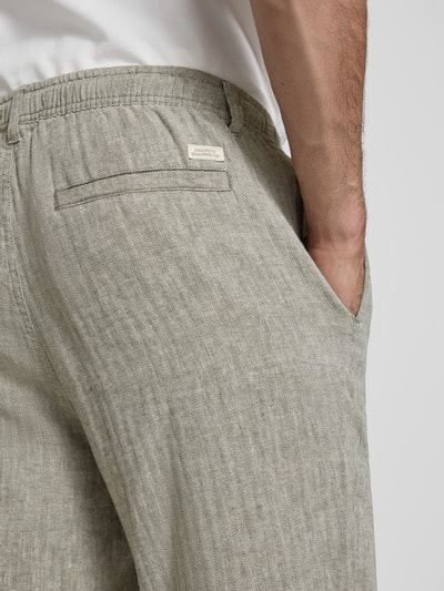 Männermodel trägt Hose aus Leinen-Baumwoll-Mix Modell 'MAXIM' von Blend, entspannter Schnitt, beige Textur, Detailaufnahme Rückansicht. Bundweite 42 cm, Innenbeinlänge 78 cm, elastischer Bund.