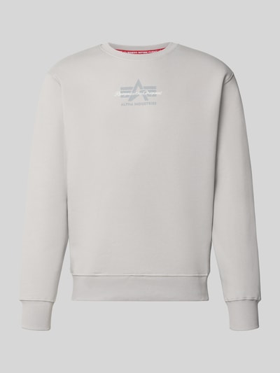 Produktfoto, Regular Fit Sweatshirt aus Baumwoll-Mix mit Label-Detail von Alpha Industries, hell, glatte Struktur, elastische Abschlüsse, Rückenlänge M 66 cm