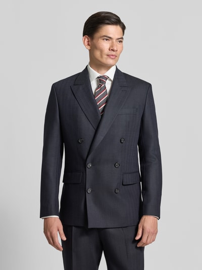 Männermodel trägt ein dunkelblaues Regular Fit Sakko aus reiner Baumwolle von Strellson, klassische Details, Ganzkörperansicht von vorne.