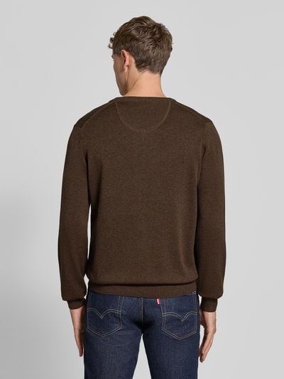 Männermodel trägt Strickpullover mit Label-Strickerei von Fynch-Hatton in Braun, glatte Textur, gerade Passform, Rückenansicht, Kontext: Herren Strickpullover von Fynch-Hatton, Reine Baumwolle, gerader Schnitt, V-Ausschnitt, Label-Stickerei, gerippte Abschlüsse, Rückenlänge bei Größe M 68 cm, Ärmellänge 69 cm