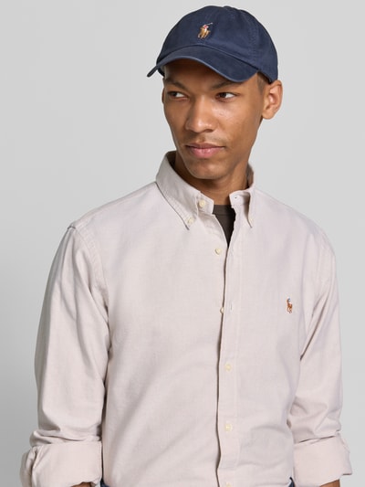 Männermodel trägt Regular Fit Freizeithemd aus reiner Baumwolle von Polo Ralph Lauren in Beige, glatte Textur, Nahaufnahme Oberkörper.