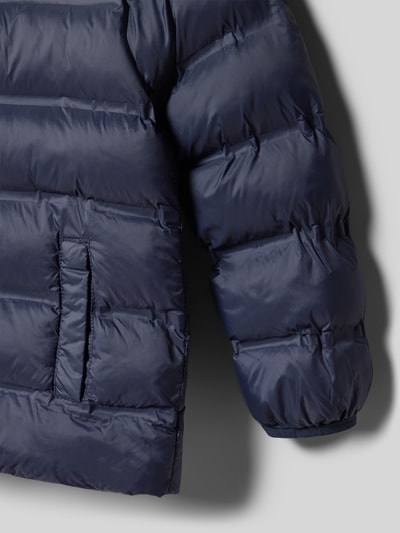 Produktfoto, Regular Fit Jacke in Stepp-Optik Modell 'UNICO' von Mango in Dunkelblau mit Eingrifftasche, sichtbarer Steppung, glatte Textur