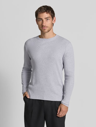 Mężczyznamodel nosi Slim Fit Longsleeve aus reiner Baumwolle Model 'Enil' von DRYKORN, fakturowany wzór, okrągły dekolt, jasnoszara, Długość tyłu w rozmiarze M: 67 cm, Długość rękawów w rozmiarze M: 69 cm, krój slim fit, widok z przodu pasa w górę