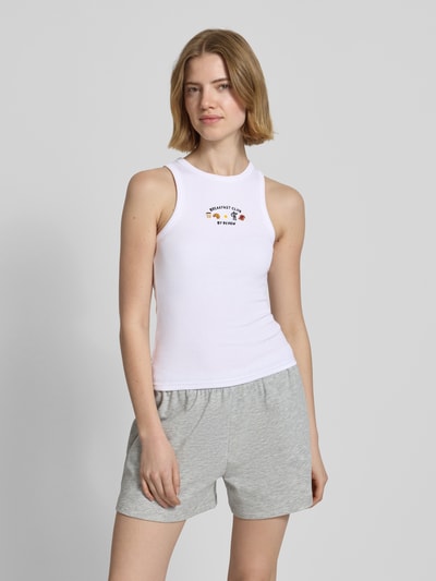 Frauenmodel trägt Tanktop mit Rundhalsausschnitt von REVIEW aus Baumwoll-Elasthan-Mix, eng anliegende Passform, Feinripp, Ganzkörperansicht von vorne.