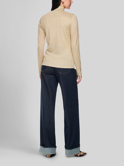 Frauenmodel trägt Longsleeve mit Rollkragen von Marc Cain in Beige mit Ripp-Struktur, Glitzer-Garn, geradem Schnitt, Rückenansicht.