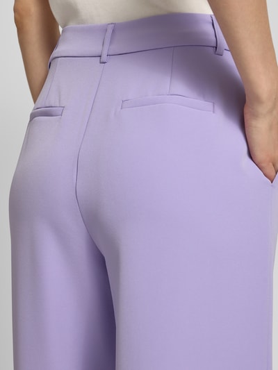 Frauenmodel trägt Wide Fit Stoffhose Modell 'Jana' von GUIDO MARIA KRETSCHMER WOMAN in Helllila, Elastischer-Material-Mix, Detailaufnahme Rückansicht, Bundweite 40 cm, Innenbeinlänge 83 cm, Haken- und Reißverschluss.