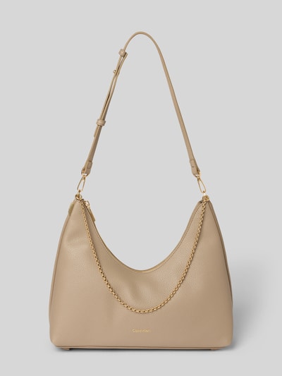 Produktfoto, Handtasche mit Label-Detail von CK Calvin Klein, beżowy kolor, faktura skóry, złoty łańcuszek, szerokość w rozmiarze 1: 24 cm, długość 27 cm, głębokość 11 cm, pasek na ramię 68 cm, główna komora z zamkiem, wewnętrzna kieszeń na zamek